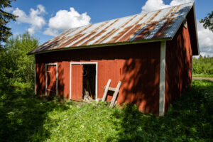 Puuvaja sijaitsee kämpän edestä katsoen oikealla